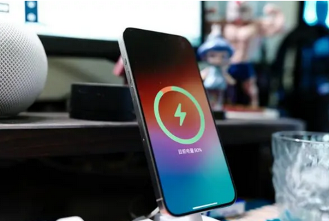鄞州苹果15换屏服务分享用什么充电器给iPhone15充电更好 